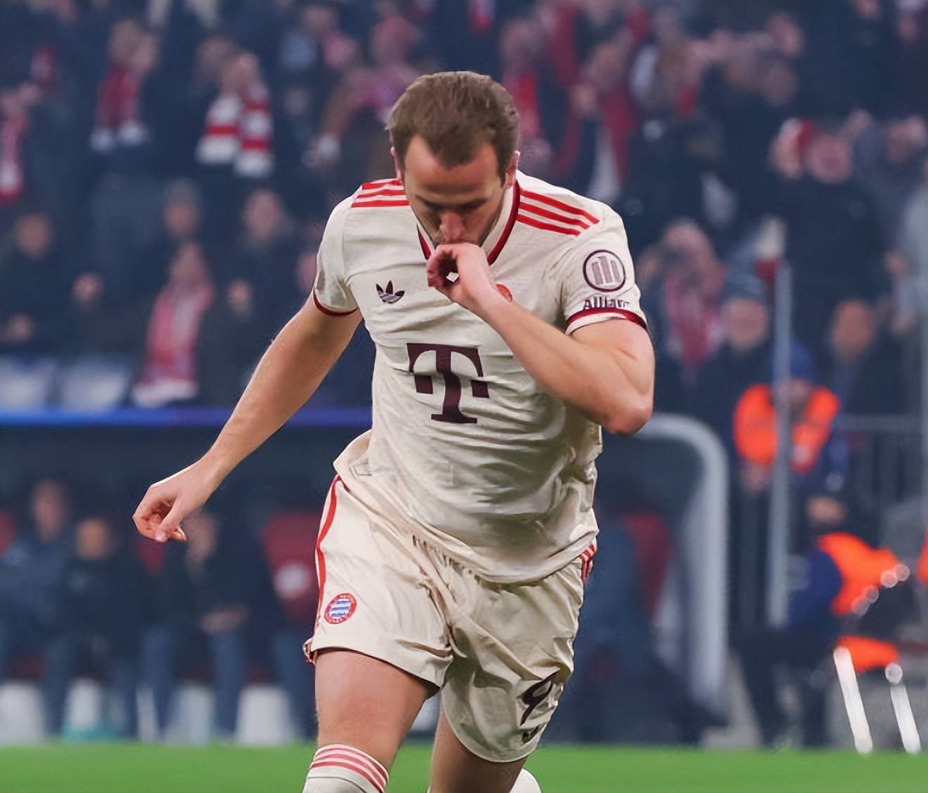 今夜法甲传出新动向;费耶诺德篮板制胜;管理层表态:球迷炸锅;身体对抗强度拉满的简单介绍 今夜法甲传出新动向;费耶诺德篮板制胜;管理层表态:球迷炸锅;身体对抗强度拉满的简单介绍